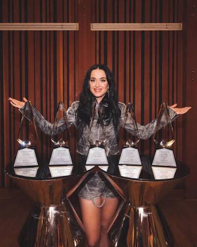 andyllol's tweet photo. katy perry holding her spotlight and riaa diamond awards (awards that can’t be bought actually)😘 https://t.co/kkiHSbNJ6c