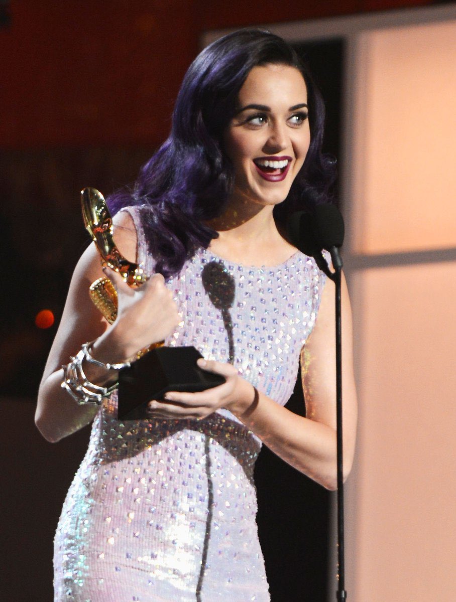 andyllol's tweet photo. katy perry holding her spotlight and riaa diamond awards (awards that can’t be bought actually)😘 https://t.co/kkiHSbNJ6c