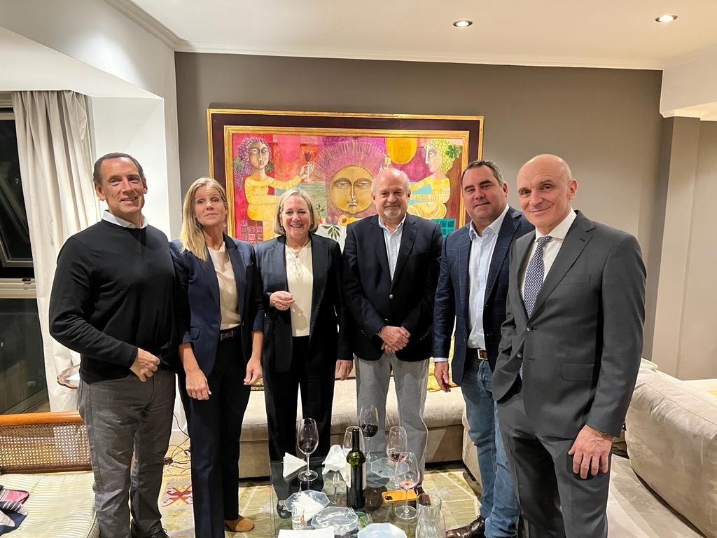 Mataperrea's tweet photo. 🚨 #ATENCIÓN | En mayo de 2022, Rafael Belaunde Llosa estuvo en la casa de Luis Rosales, colega de Fernando Cerimedo en la Academia Dick Morris.
En la foto aparece José Luis Espert, excandidato de Milei, investigado por sus vínculos con un empresario ligado al narcotráfico. https://t.co/25BjWNNawN