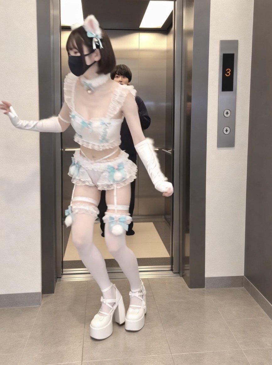 romaro_a_g's tweet photo. ゲームに負けた罰ゲームとして、コスプレイヤーの友達の服をみあは着ることに。白いフリルのトップス。水色リボンのミニスカート。猫耳。長い手袋。白いストッキング。厚底。ふわふわのしっぽ。みあは笑いながら着た。恥ずかしいけど、部屋の中だけなら、まだ友達の冗談で済むと思っていた。

「男のくせに似合ってるじゃん！よし、次。こっちきて。」

ドアの近���に誘導され、開けて、急に押された。みあだけが廊下にだされた。後ろで鍵が閉まる。

「え！、なに！？」

「エレベーターの前でちょっと踊って。自分で撮って送ってくれたら中に入れてあげる。」

やばい！誰かにこんなところ見られたら…
早く撮ってなかに入れてもらわないと。

みあはスマホを自分に向け、地面においた。短いスカートと白いストッキングが画面に映る。音楽もないまま、足を動かす。しっぽが揺れる。今すぐにでもエレベーターが開く気がして、顔が熱くなった。

そうこうしている間にどんどんエレベーターが上がってくる。今いる階まで近づいてくる。

この階で止まった…ドアが開きそうになる。

ヤバいと思ったみあは壁側へ寄って、録画を切った。しっぽを手で押さえる。人の視線がこちらへ来かけたとき、すでに影に入っていた

「今の、見られたかな？」

みあは震える指で、短い動画を送った。鍵が開く。

中へ戻っても、着替えさせてくれる雰囲気じゃなかった。耳としっぽはそのままだった。友達は画面を確認して、言���た。

「オッケー！じゃあ次のゲームしよっか！」
#男の娘 #男娘 #sissy #萝莉
