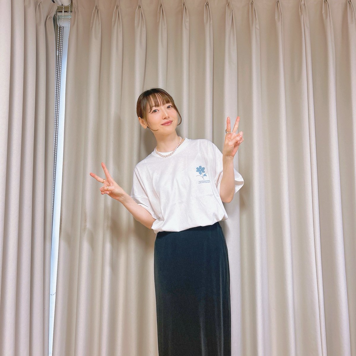 hanazawa_staff's tweet photo. そして、クレマティスの花のデザインが綺麗な「ペンライト」＆撮り下ろしビジュアルを使った「“Clematis Photo”Tシャツ」
TシャツはS・M・L・XLの4サイズあります✨私が着ているのはSサイズ。形も可愛いです！ https://t.co/XK0y6pu0pU