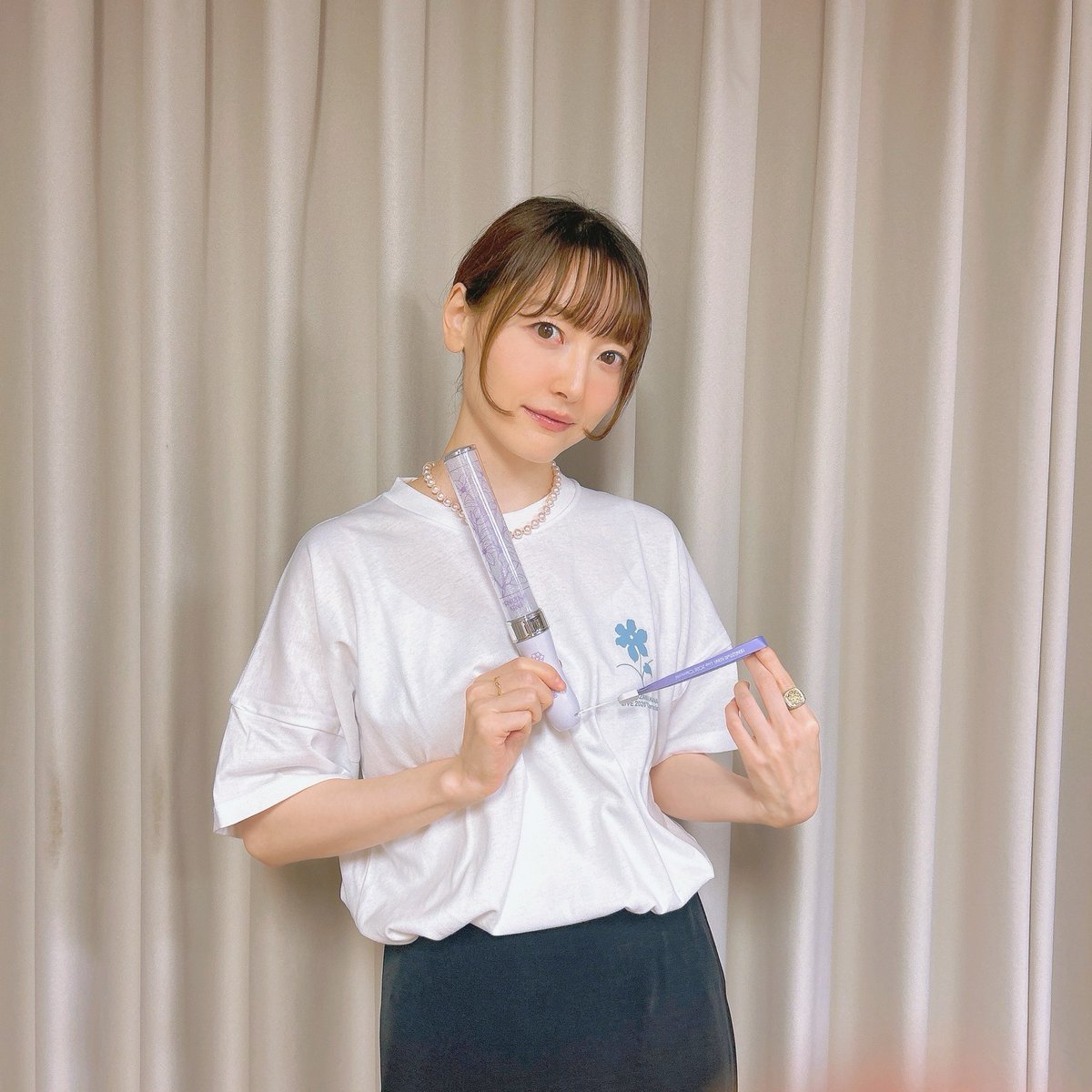 hanazawa_staff's tweet photo. そして、クレマティスの花のデザインが綺麗な「ペンライト」＆撮り下ろしビジュアルを使った「“Clematis Photo”Tシャツ」
TシャツはS・M・L・XLの4サイズあります✨私が着ているのはSサイズ。形も可愛いです！ https://t.co/XK0y6pu0pU