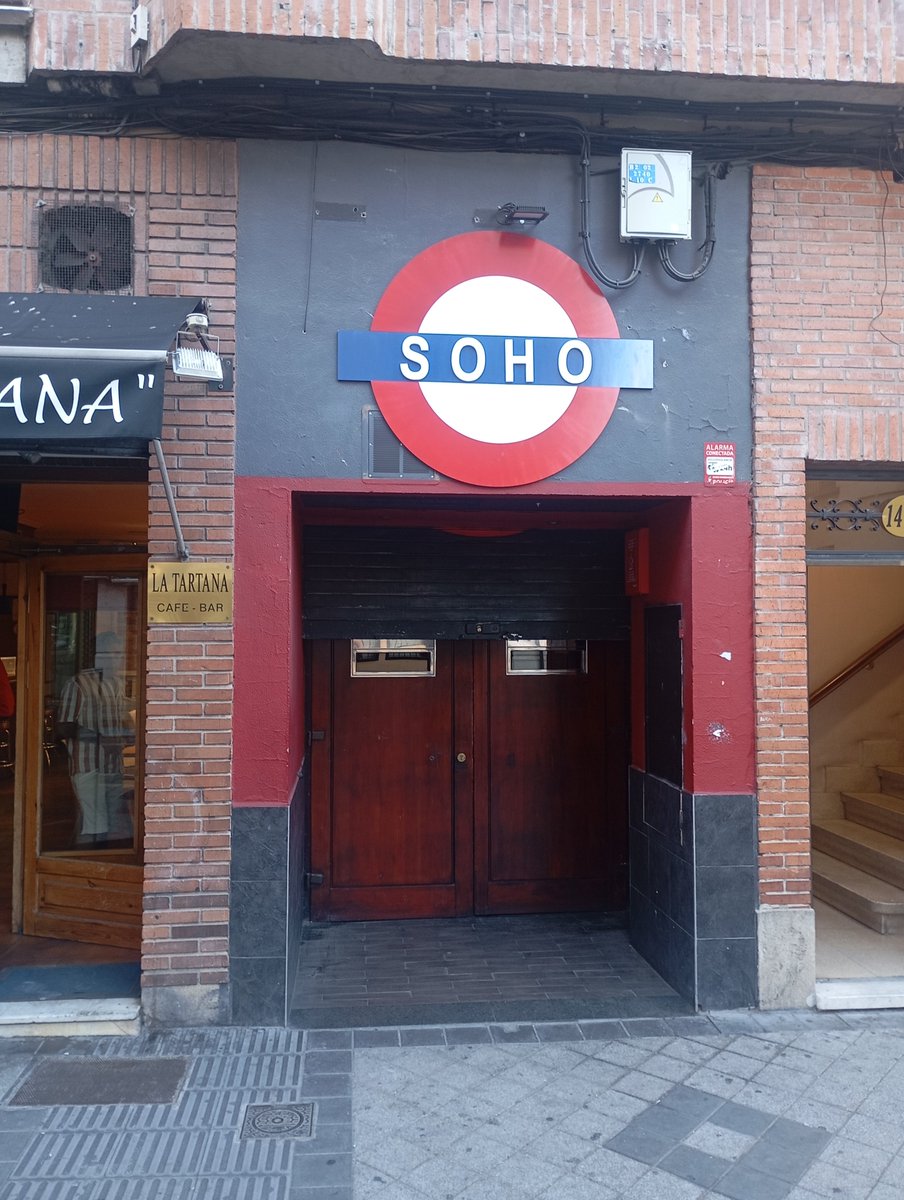 Sren06704165's tweet photo. Ni Soho ni Soha, que ésto no es Londres. La Molinera y Asklepios para los pucelanos. https://t.co/LuKpkD9Wnb