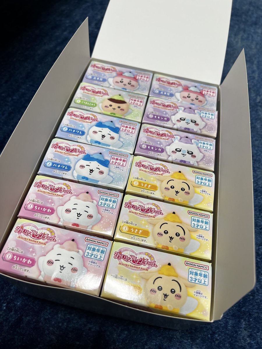 piyorite's tweet photo. ちいかわジュエリースイングチャーム、買い逃したくないからネットで箱買いしたんやけど、2個ずつちゃうん？？
封のテープも剥がした形跡はなかったし…。 https://t.co/xWFYh6I4Wt