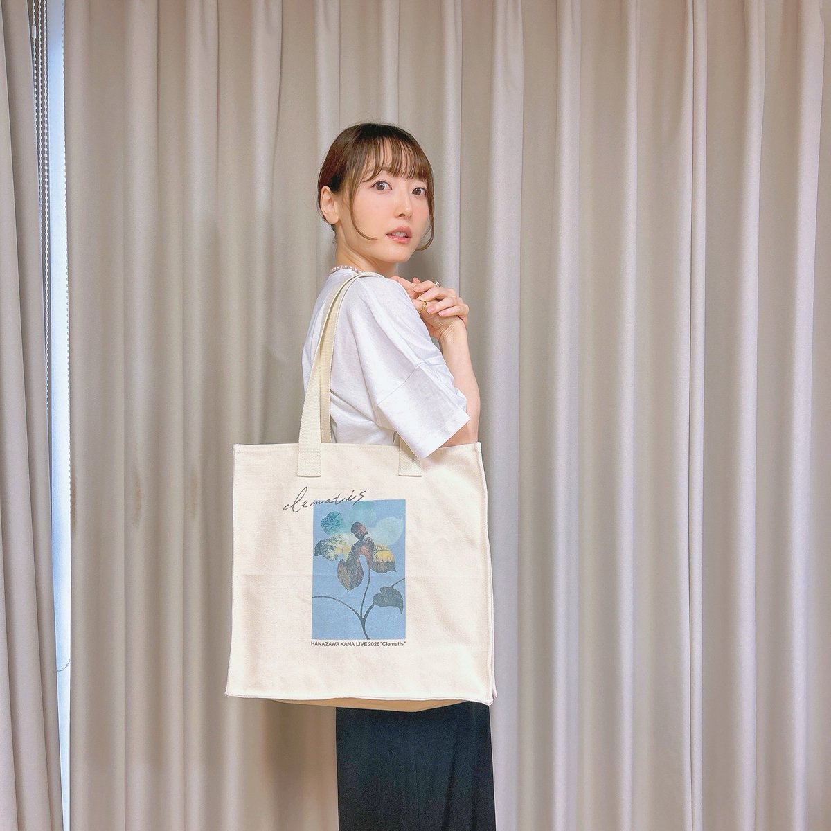 hanazawa_staff's tweet photo. そして久々のぬい〜！ほっぺが赤いのが可愛い「ミニかなぬい〜空模様のワンピver.〜」＆
大きくて普段使いしやすそうな「“Clematis Photo”トートバッグ」 https://t.co/wa6YNFULkx