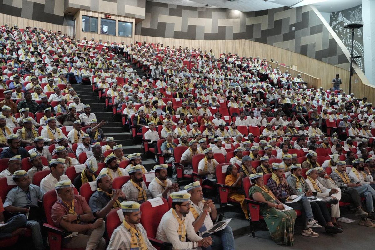 AapKaGopalRai's tweet photo. 'मिशन 2027' के तहत गुजरात में परिवर्तन की नींव मजबूत करने हेतु आज AAP गुजरात के 'बूथ संगठन निर्माण अभियान' का आगाज़ हुआ।

10 सितंबर से 10 अक्टूबर तक हमारे 2,500 से अधिक पदाधिकारी प्रदेश के सभी 56,000 बूथों पर पहुँचकर बैठकें करेंगे और संगठन को सशक्त बनाएंगे।

गुजरात की जनता 30 साल के भाजपा के कुशासन से त्रस्त है। आंदोलन और मजबूत संगठन के दम पर आम आदमी पार्टी प्रदेश में जन-जन की आवाज़ बनकर भाजपा का एक मजबूत विकल्प बनेगी।