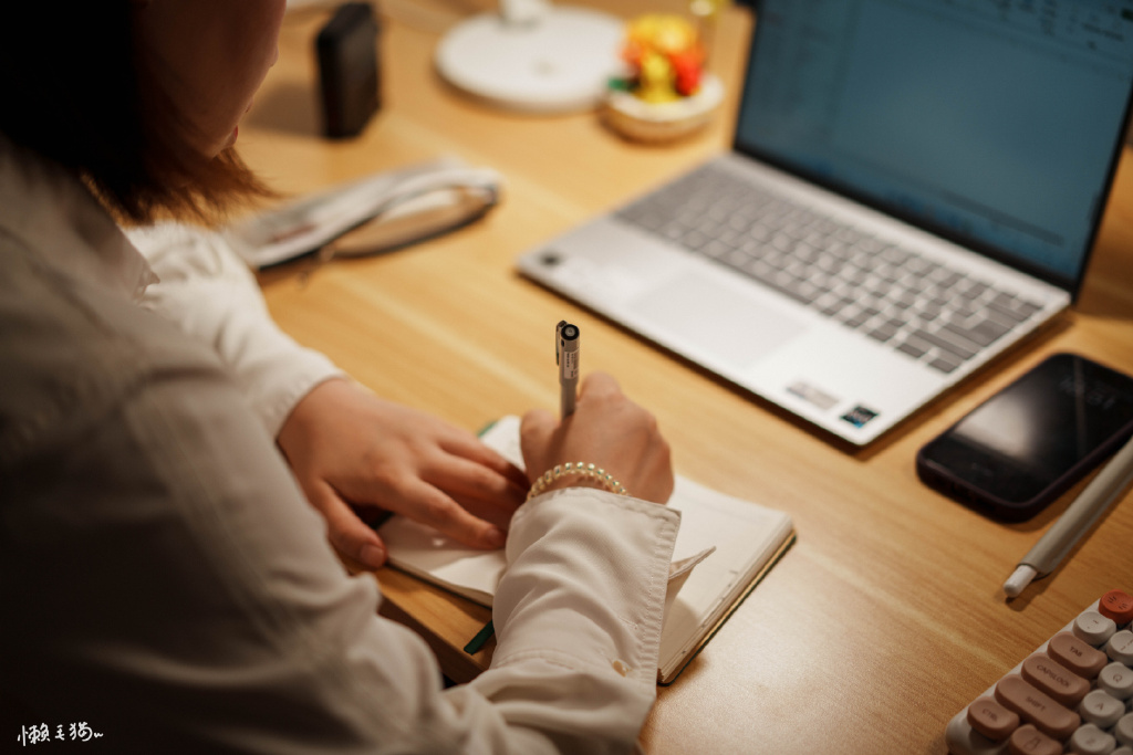 adrix744627's tweet photo. Caught sneaking a mid-afternoon snack break desk-side—work’s waiting, but my matcha cookie’s winning. ， https://t.co/6GlcJCXSp3