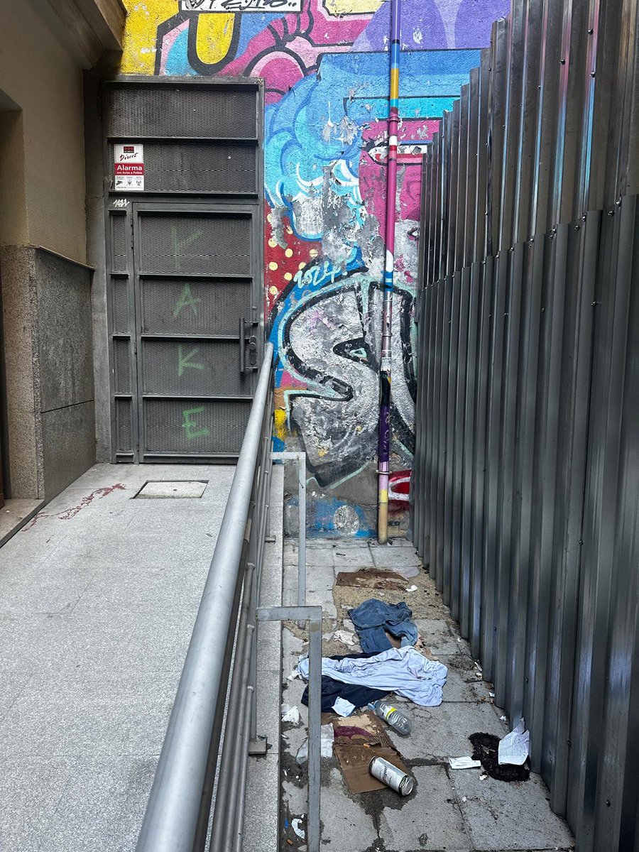 acciontriangulo's tweet photo. Denunciamos la situación que estamos sufriendo en el callejón de calle Tribulete, frente al nº 23, donde se encuentra nuestra sede. Desde el inicio de las obras de Tribulete 14, se ha instalado un vallado que ocupa parte del callejón  @JMDCentro @MADRID @seguragc https://t.co/hRwg325wol