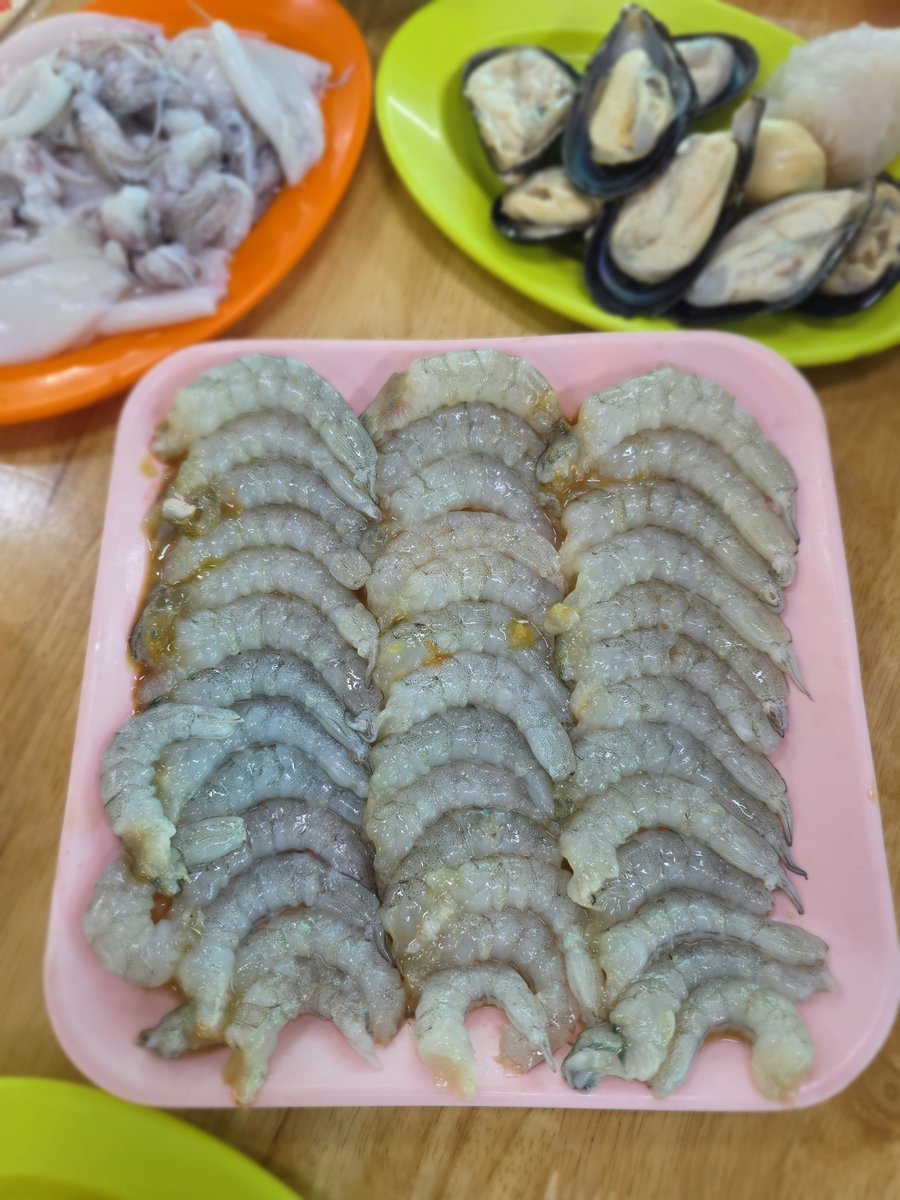 TweetyBird_NK's tweet photo. ความรักของทุกคนหน้าตาเป็นยังไงคะ?
- ̗̀ความรักของนกหน้าตาเป็นแบบนี้ค่ะ 🥰

จะเล่าให้ฟังว่า 2 คนพ่อลูกถูกแม่สปอยมาตั้งแต่เกิด แกะให้กิน ปอกให้กินทุกอย่าง พอเหลือกัน 2 คนก็แย่ล่ะทีนี้ 😅 

ตัวนกเองเป็นประเภทล้างมือเช็ดมือทุกนาที ชนิดครีมทามือยังไม่ทันทำงานดี 555 ไม่ชอบใช้มือจับอาหารสุกทุกชนิด อาหารดิบก็ไม่เคยทำ ซีฟู้ดส์นี่ถ้าเห็นใช้มือแกะกุ้งแม่น้ำนั่นคือที่สุดแล้ว ส่วนปูไม่กินค่ะตัดจบ ไม่แกะ แกะไม่เป็น ทิ้งหมด เพื่อนโวย 
ไก่ KFC ซ่อมกับมีดเท่านั้นนะ ถ้าจับอะไรคือจับผ่านทิชชู่ค่ะ ตรงไหนทิชชู่ติดก็ทิ้ง ไก่ย่างก็เช่นกัน 😂

แต่มาร้านนี้มีกุ้งดีมาก ถ้าไม่แกะก็ไม่คุ้ม พ้อแกะไม่เป็นค่ะไม่มีเล็บด้วย อยากให้แกได้กินกุ้งเยอะๆๆ ลูกสาวเลยต้องลุยแกะให้เอง นกแกะสวยมั้ย 55555

📍พิกัด ตงตงหมูกะทะ บุฟเฟ่ต์ 189.-