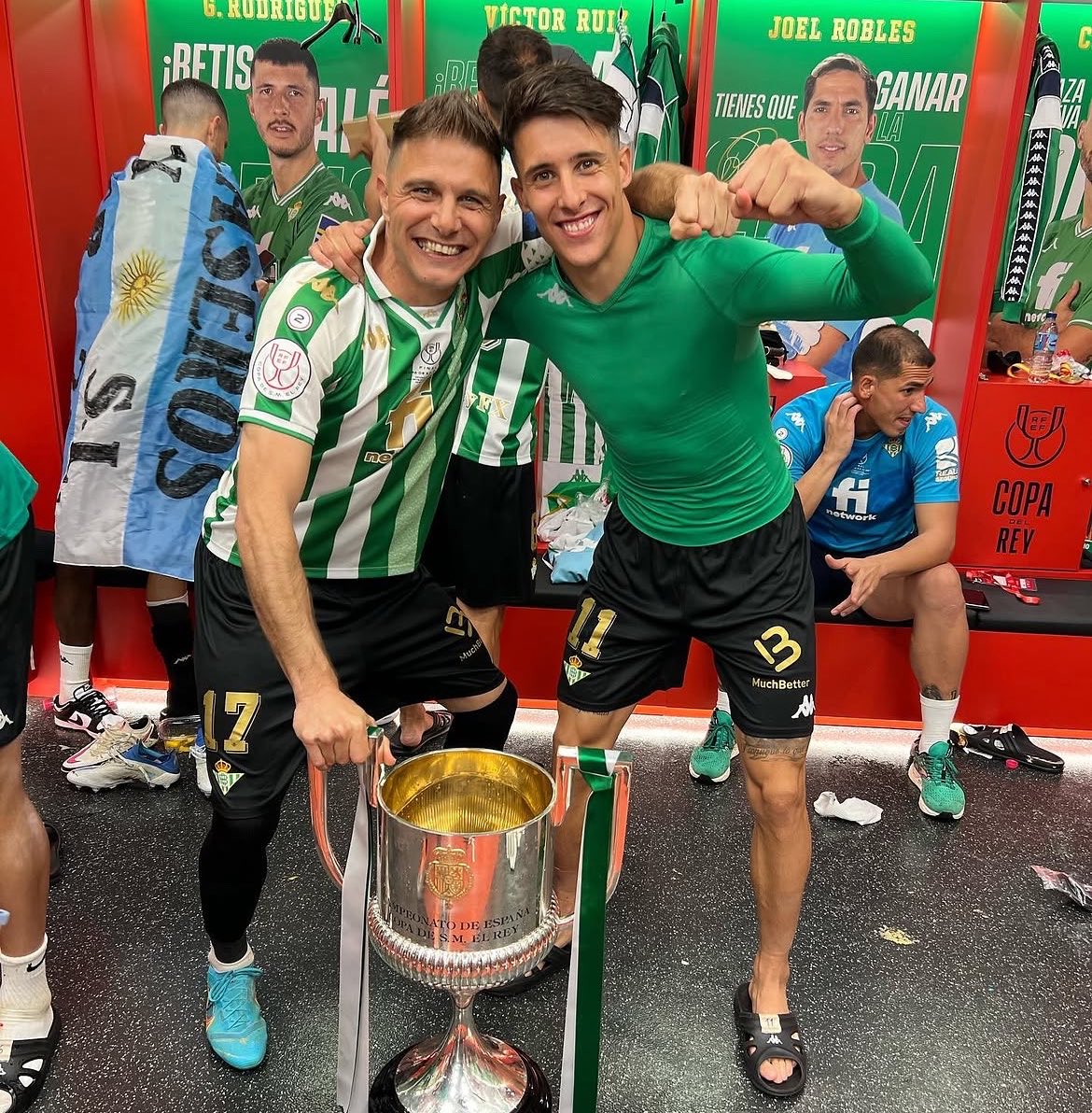 ElMagoBotas_'s tweet photo. Siempre guardaré un cariño especial a todos los integrantes de la plantilla que nos hicieron campeones en 2022. 

Cristian Tello es claramente uno de ellos. 

Metió su penalti en la tanda, levantó la Copa y luego se la tatuó para siempre.

Que te vaya bonito, @ctello91 💚🏆 https://t.co/AhzKSzyfxZ