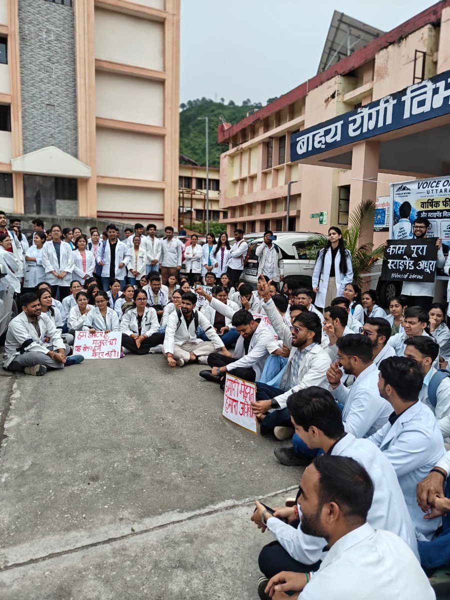 neha_unfiltered's tweet photo. A peaceful protest has been initiated at VCSG Government Medical College, Srinagar, demanding a fair stipend for mbbs interns.  To increase it from ₹17,000 to ₹30,000 
#OneNationOnestipend 
#StipendNotCharity #PayUsWhatWeDeserve https://t.co/OQxNhIMeEC