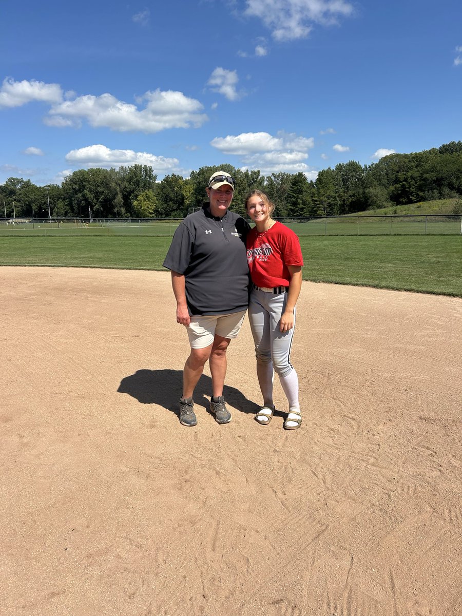 EmalynJ2027's tweet photo. I had so much fun at Manchester’s camp yesterday!! I loved being able to interact with the players and get some live play in too. I also ran into one of my friends who lives close to home!! Thank you to @SaraEmerich for running this amazing camp I can’t wait for my visit today!🖤 https://t.co/LzVXSTPksN