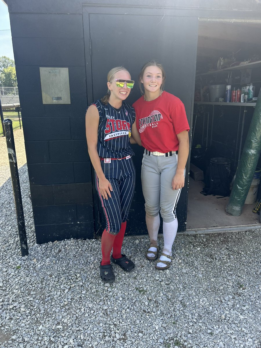 EmalynJ2027's tweet photo. I had so much fun at Manchester’s camp yesterday!! I loved being able to interact with the players and get some live play in too. I also ran into one of my friends who lives close to home!! Thank you to @SaraEmerich for running this amazing camp I can’t wait for my visit today!🖤 https://t.co/LzVXSTPksN