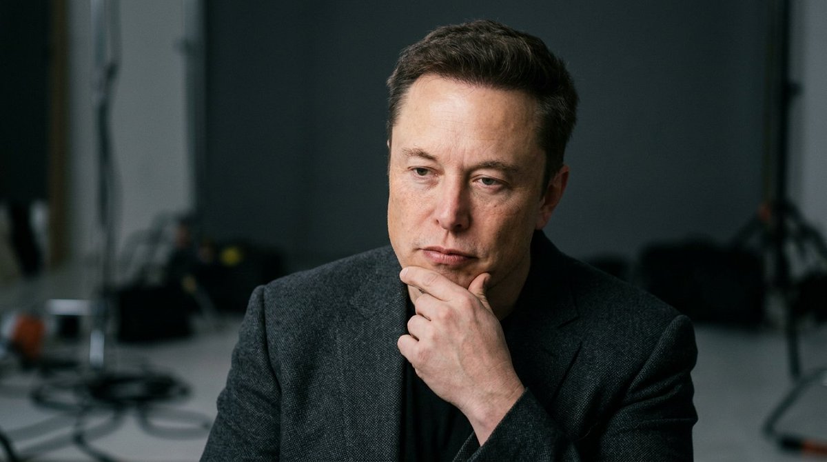 Kaito___AI's tweet photo. イーロン・マスクが語った、「もし若い頃の自分にアドバイスできるなら何を伝えるか」についての独白

「もっと働け」「もっと早く始めろ」「もっと大きなリスクを取れ」といったありきたりな成功哲学を誰もが予想する中で、彼は長い沈黙ののち、次のように答えたといいます。

「若い自分には、『苦しみに費やす時間を減らせ』と伝えたい」

創業期から激動の時期にかけて、彼はあらゆる時間が「すべてが崩壊寸前にある」という感覚に支配され、絶え間ない緊急事態の中で生きていたと振り返っています。

彼が語る、「仕事の遂行」と「精神の苦痛」の切り離しに関する核心的な論点は以下の通りです。

・「成果」を生んだのは苦痛ではなく「仕事」そのもの：
成果をもたらしたのは泥臭く積み上げた「仕事」であり、精神的な「苦しみ」ではない。深夜3時の激しい不安に苛まれずともロケットは作られ、毎朝ストレスで嘔吐せずとも工場を稼働させることはできたはずだった。当時は両者を切り離す術を知らず、仕事には苦痛が不可避だと錯覚していたに過ぎない。

・「苦しむこと」は不可避ではなく選択可能だった：
仕事をやり遂げるための執念や情熱は常に備わっていた。しかし、その過程で過剰に苦しみ自分を追い詰めることは、客観的に見れば「不要な選択肢」だった。その決定的な違いを理解するまでに、彼は自ら「容赦のない状態」と評する10年もの歳月を費やしてしまった。

・問われていたのは「成果の是非」ではなく「支払ったコスト」：
振り返ってみて、彼が望んでいるのは「もっと努力すればよかった」でも「もっと早く起業すればよかった」でもない。「同じ挑戦を成し遂げる上で、もっと不必要な苦痛を減らしていればよかった」ということ。アウトプットの価値ではなく、それを手に入れるために支払った精神的コストの妥当性こそが問われていた。

「もっとハードに働けばよかった」ではなく、「同じことを達成しながら、もっと苦しまずに済んだはずだ」。

過酷なプレッシャーや不確実性と向き合う起業家やビジネスパーソンにとって、成果への執着と自己破壊的な苦痛をいかに切り離すべきか、深く心に留めるべき本質的な教訓です。