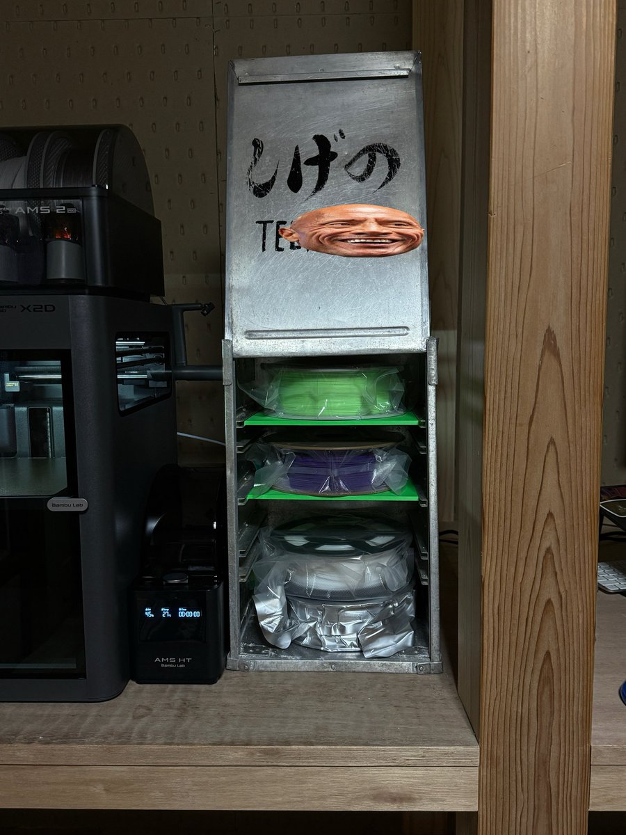 MADLab20's tweet photo. オカモチはフィラメントを入れるのにもちょうど良いのよ〜
#電業主婦 #3Dprint https://t.co/nwiXOG7XSi