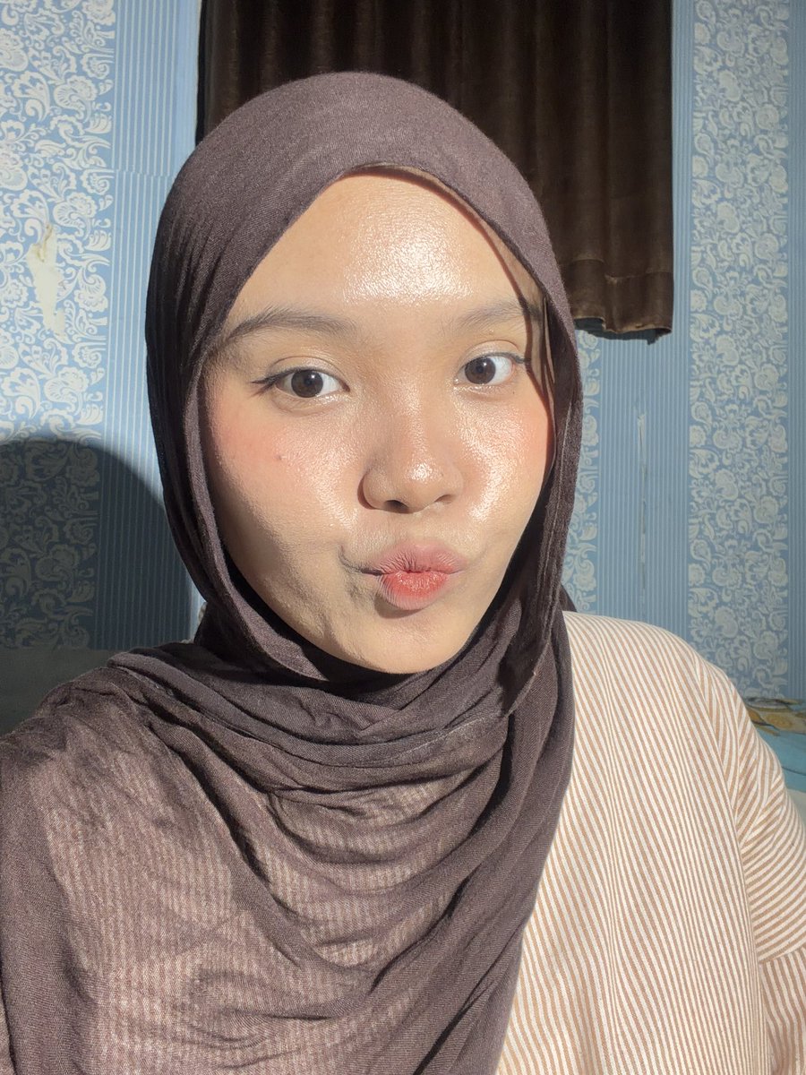 moonieslay's tweet photo. in this economy bingung pake cushion atau skintint buat daily?🤔 PAKE FOUNDATION STICK AJA🤩👍🏻

punten ini pake foundation tapi ringan banget kayak ga pake foundation 🤏🏻￼ https://t.co/Evmh3JtjAY