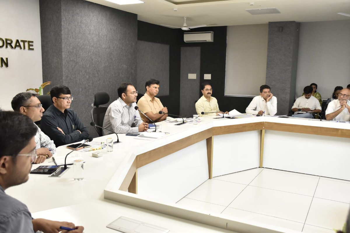 InfoPatan's tweet photo. જિલ્લા કલેક્ટરશ્રી ડૉ. પ્રશાંત જીલોવાની અધ્યક્ષતામાં નવ ભારત સાક્ષરતા કાર્યક્રમ અંતર્ગત જિલ્લા સેવા સદન, પાટણ ખાતે સમીક્ષા બેઠક યોજાઈ

બેઠકમાં જિલ્લામાં કાર્યક્રમ અંતર્ગત હાથ ધરવામાં આવતી વિવિધ કામગીરીની પ્રગતિની સમીક્ષા કરવામાં આવી હતી.
@CMOGuj @InfoGujarat @CollectorPatan https://t.co/I8WERFh7B0