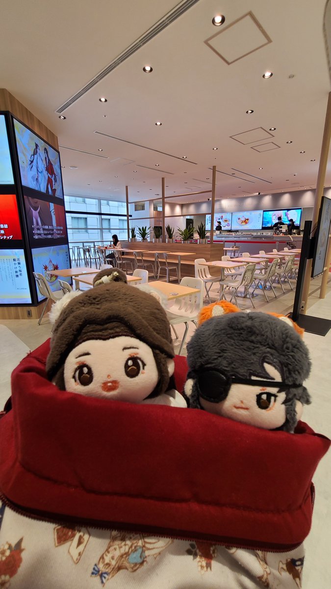 hanashiro_mami's tweet photo. ムービー見た後、新しい展示があって、すぐ出口見えるけど、出ないで暗い方に進むと太子像あるからお参りしよう🛐

スタンバイの列を作る通路にフライヤー積んであったよ。１枚ずつもらおう。

ミニサイズのパフェにも��中付いてたよ。ありがたい🛐✨
黒ゴマのアイス？美味しかった🎵 https://t.co/UVeb8XMMb4