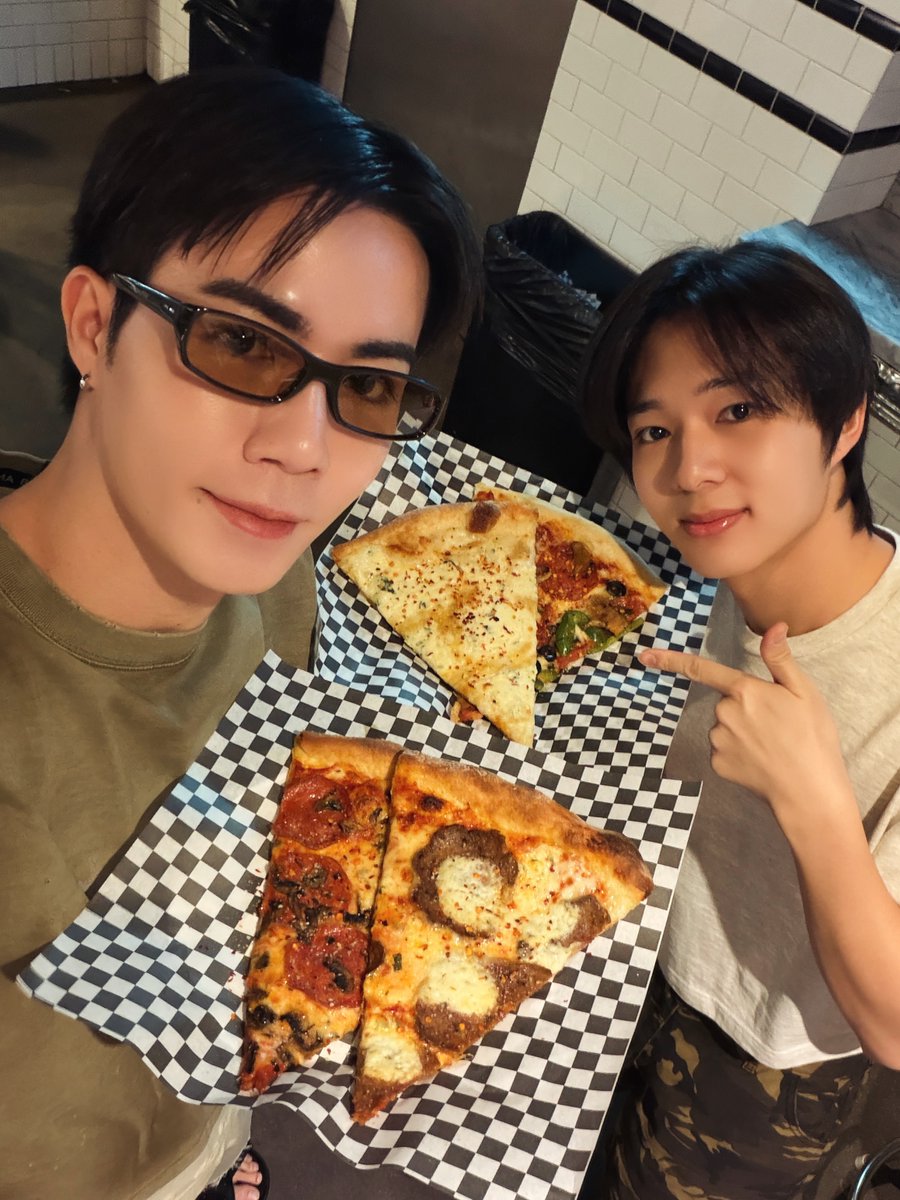 AfternoonZeeNew's tweet photo. ◜IG : zeepruk⌇

🗓 : 07.09.2026

🐺😽🍕

#ZeeNuNewinUSA

@zee_pruk @CwrNew
꒰ #ZeeNuNew #ซนซน ꒱ https://t.co/dvB7uLhM9L