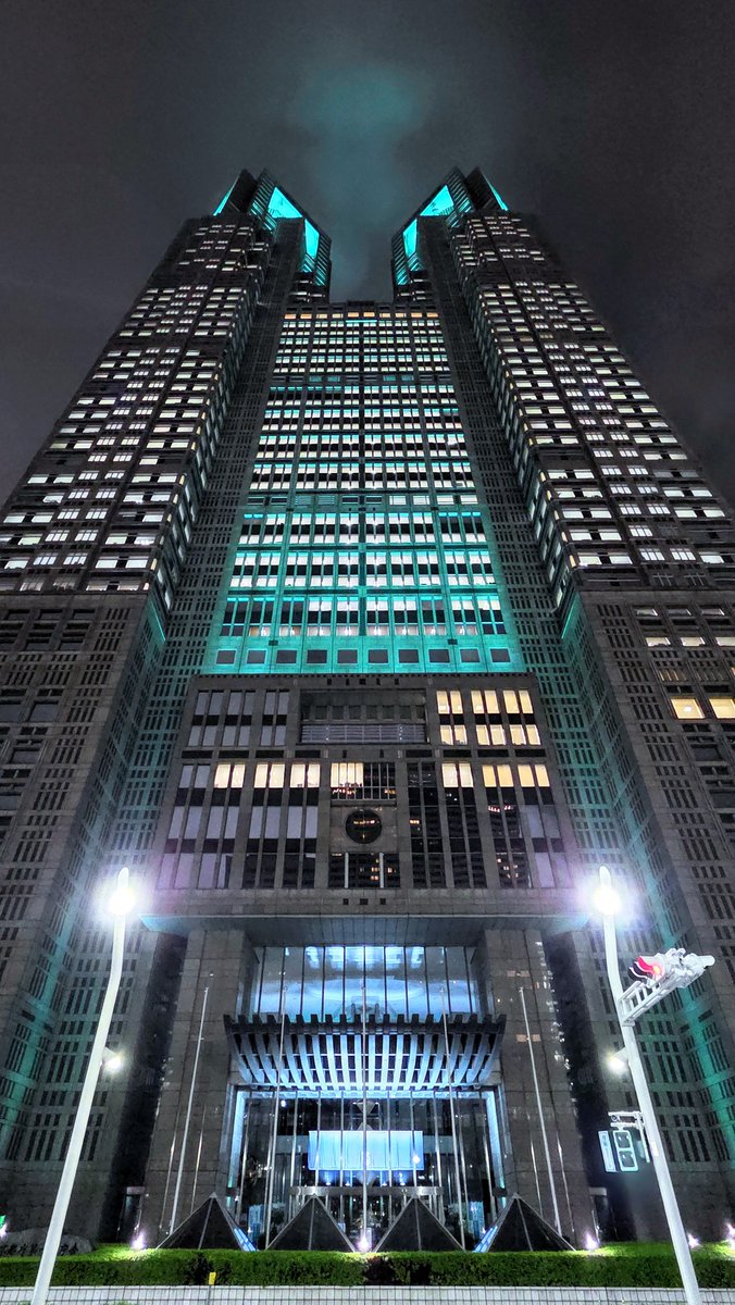 IYSOHNQOU's tweet photo. 都庁のライトアップ
中間色系の単色バージョン < part 2 >
①オレンジ、②ティールブルー、③黄緑、④ティール (今日)

今宵のティールは、信号🚥の青色と同じ色味でした https://t.co/TU6jOuLq4F