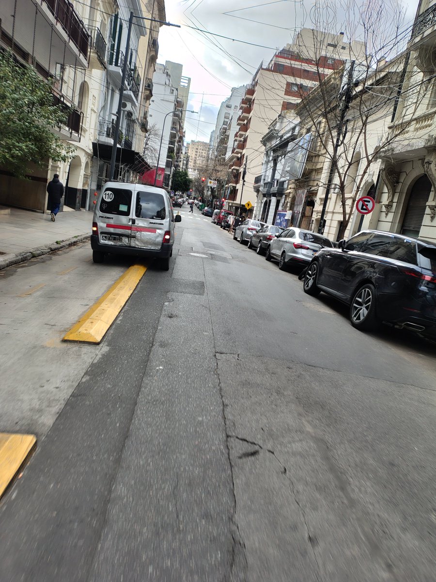 bicipaladin's tweet photo. Enfrente está prohibido estacionar.
Podría haberse detenido allí.

Pero @pberecia es un inútil.
@ibaistrocchi es un inútil.
@DAntinolo es un inútil.
@jorgemacri es un bruto. https://t.co/0Vcbi0DZBt