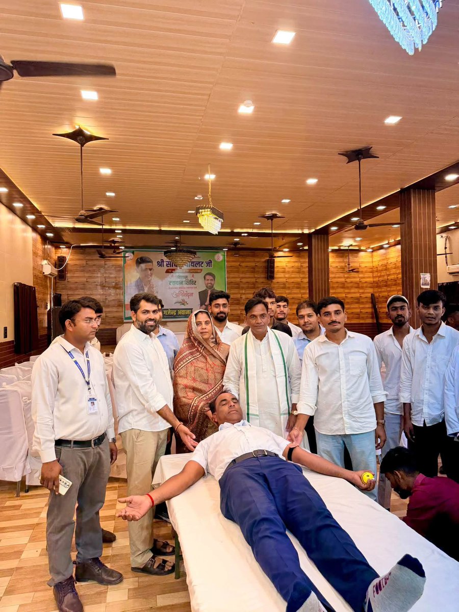 AwanaGajendra's tweet photo. युवा हृदय सम्राट जननेता श्री सचिन पायलट जी के जन्मदिवस के अवसर पर आयोजित भव्य रक्तदान शिविर में 188 यूनिट रक्तदान कर इस पुनीत अभियान को सफल बनाने वाले सभी रक्तदाताओं, युवाओं एवं साथियों का हृदय से आभार। @SachinPilot https://t.co/uUJxF6mvFc