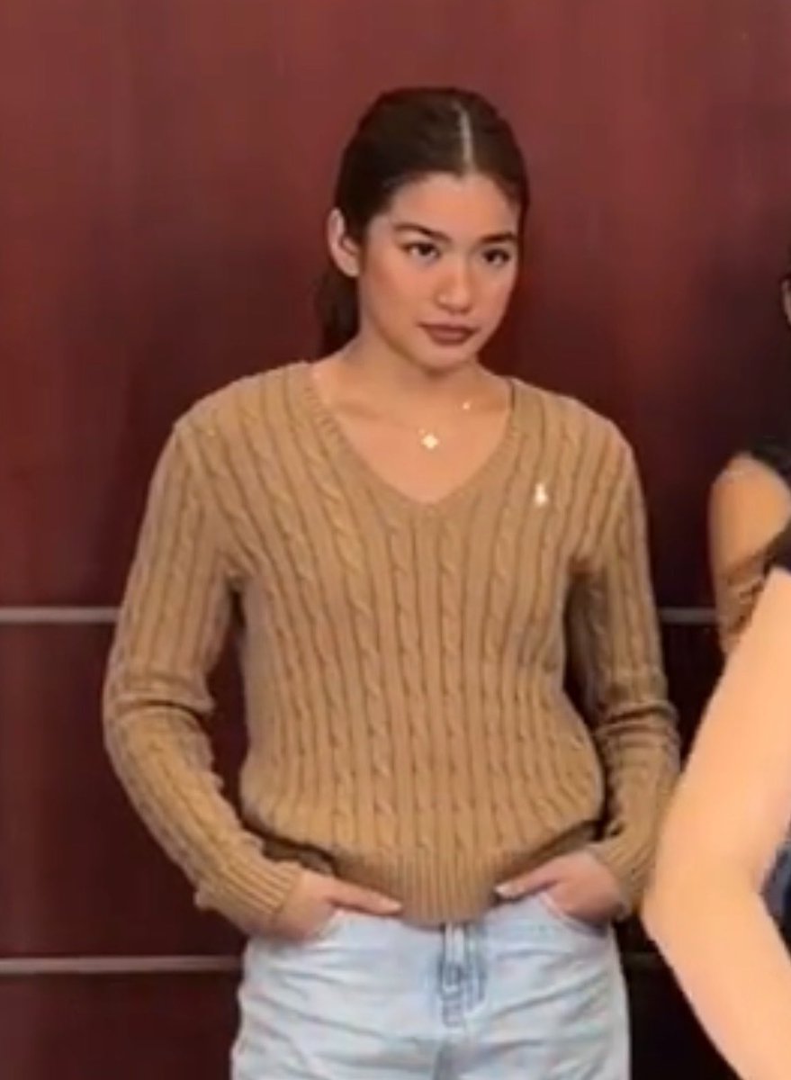 aiaheic's tweet photo. aiah’s just standing there with her hands in her pockets, and i’m right here losing my mind wth https://t.co/i4jJJfWt3R