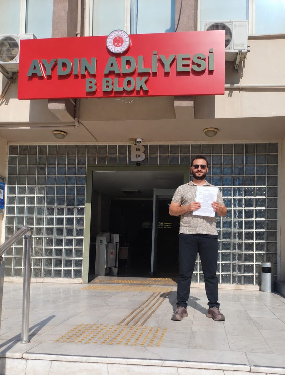 cvpaydin's tweet photo. 7 Eylül, Aydın’ın düşman işgalinden kurtuluşunun yıl dönümü kutlu olsun! 🇹🇷

Aydın ve ilçelerinin düşman işgalinden kurtuluşunun 104. yıldönümünde, bir asır önce Kuvvayı Milliye ateşini yakan Vatanseverlerin torunları aynı şevk ve cesaretle vatanın bölünmez bütünlüğüne el uzatan hainlere gerekli cevabı veriyor. 

Aydınlı Vatanseverler olarak, kamuoyunda “Çerçeve Yasa” olarak bilinen düzenlemeye imza atan milletvekilleri hakkında bireysel suç duyurularımızı yapmaya devam ediyoruz.

Atalarımızın kanıyla, canıyla, emperyalizme ve işgale karşı savaşarak bize vatan kıldığı bu topraklarda; bugün Gazi Meclis’in çatısı altında terör örgütü elebaşına “kurucu önder” denilebildiği, üniter devletimizin ve milli egemenliğimizin tartışmaya açıldığı bir ihanet sürecine sessiz kalmayacağız.

#HainsizTürkiye’yi kuracağız!

Ne Mutlu Türk’üm Diyene! 🇹🇷

@cvpgenelmerkez
