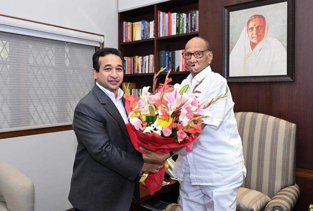 NiteshNRane's tweet photo. ज्येष्ठ नेते आदरणीय श्री. शरदचंद्रजी पवार साहेब यांची आज ‘सिल्वर ओक’ निवासस्थानी सदिच्छा भेट घेतली.

ससून डॉकच्या आधुनिकीकरणासंदर्भात मत्स्य विभागामार्फत राबविण्यात येत असलेल्या विविध उपाययोजनांची माहिती पवार साहेबांना दिली. 
तसेच ‘मुख्यमंत्री मत्स्य संपदा योजना’ची माहिती पुस्तिका भेट देऊन मत्स्य व बंदरे विभागामार्फत घेण्यात आलेल्या विविध महत्त्वपूर्ण निर्णयांची माहिती दिली.

महाराष्ट्रातील मत्स्य व्यवसाय, मच्छीमार बांधवांचे हित आणि बंदरांच्या विकासाला अधिक गती देण्यासाठी शासनाच्या माध्यमातून सुरू असलेल्या प्रयत्नांबाबत यावेळी सविस्तर चर्चा झाली.

@PawarSpeaks