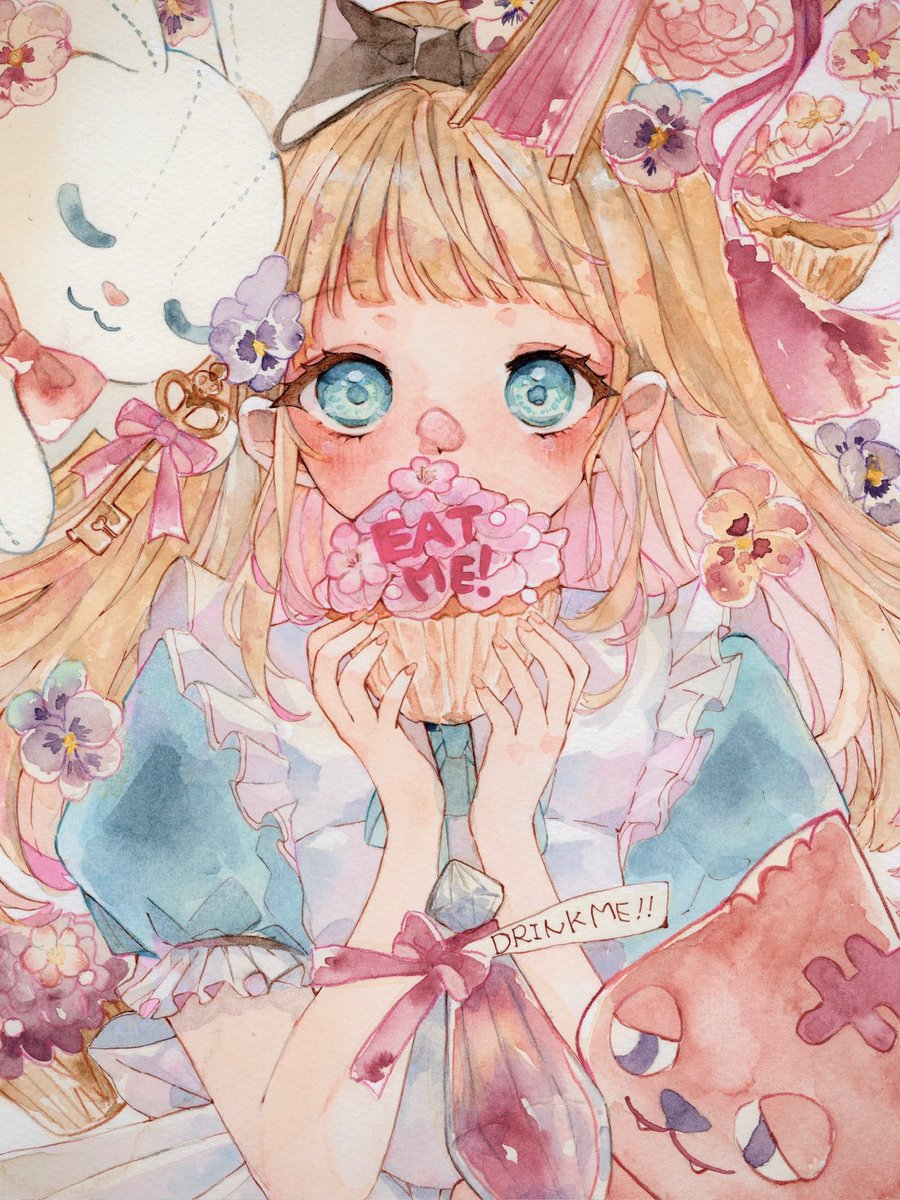 mugi_sketch's tweet photo. アリス展に出展中のこちらの「welcome to wonderland!」は、いま検討中のアリス作品集の表紙を飾る予定のイラストとなっております🩷
うさぎの巣穴に落ちたアリスが体の大きさの変わる魔法のケーキ、ドリンク、センスを使いながら不思議の世界の深みへ進んでいくワンシーンを華やかに表現してみました✨