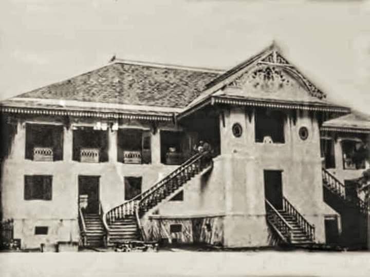 lolitascak3's tweet photo. คุ้มเจ้าหลวงเมืองแพร่ สร้างขึ้นในปี พ.ศ.2435 มีเจ้าพิริยเทพวงษ์ ราชวงศ์แสนซ้าย เป็นผู้เริ่มสร้าง ตอนนั้นเมืองแพร่รวยมาก มีบริษัทต่างชาติมาทำอุตสาหกรรมไม้สัก ตัวอาคารสร้างก่ออิฐถือปูน ใช้ช่างจีนมาทำไม้ฉลุแต่งบ้าน ฐานบ้านใช้ไม้สักทอง และมีห้องใต้ดิน 3 ห้อง ถูกสร้างมาเป็นห้องนิรภัย https://t.co/iUQuGfZlh9