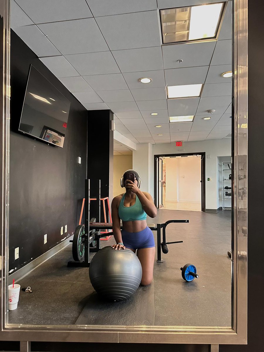 ADRIANOMDC's tweet photo. Gym mirror chronicles https://t.co/AE8eruZpLV