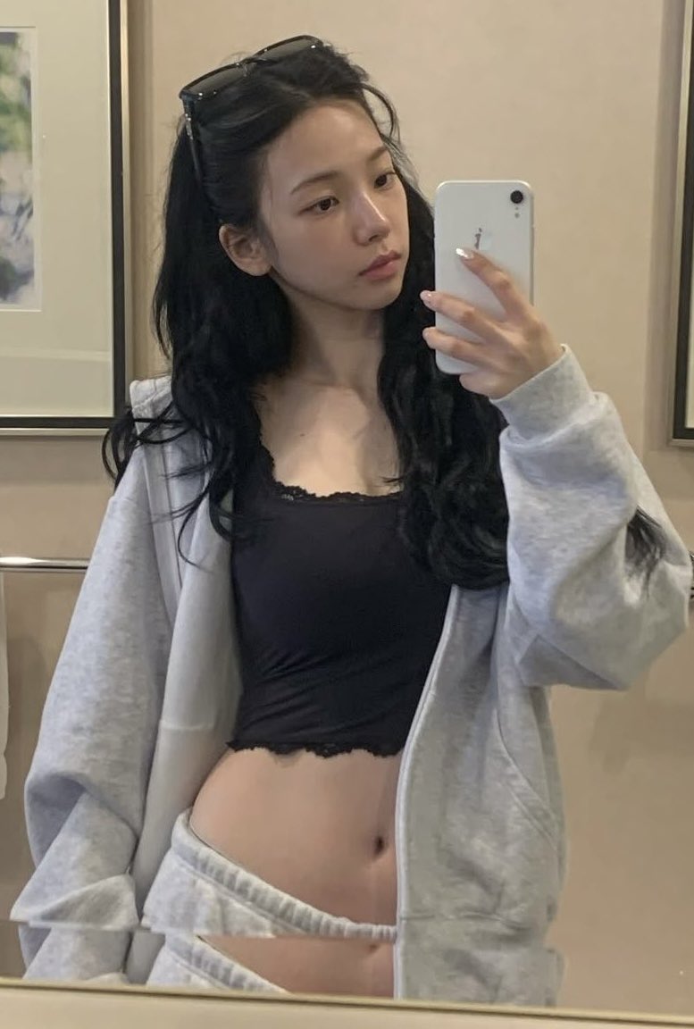 ujiminphoria's tweet photo. BAREFACED KARINA IS SO GORGEOUS https://t.co/eSjm26ytbZ