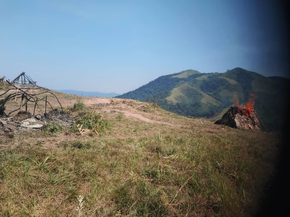 Eugene_Officia1's tweet photo. Imbunda yarimaze iminsi irasa #Mukoko na #Point_Zero na Nyaruhinga
#M23 na #Amadubu bayifatiye mumirwano yabereye mugace ka #Kanguli ! Ubwo bageragezaga kuyicikisha haguye benshi hariko n’Abacanshuro.
Kugeza ubu coalition irikurwana no kuyisubiza ariko byananiranye. https://t.co/DSTN9X7W99