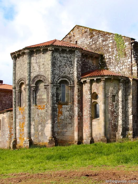 arteguias's tweet photo. Galicia es tierra de monasterios románicos y barrocos. Éste de Aciveiro (Pontevedra) perteneció al Císter. Su iglesia posee una espectacular cabecera de triple ábside, con el central de planta poligonal. Su superficie cubierta de líquenes le da un aspecto muy atlántico.
#aciveiro https://t.co/NNkoCHQZJc