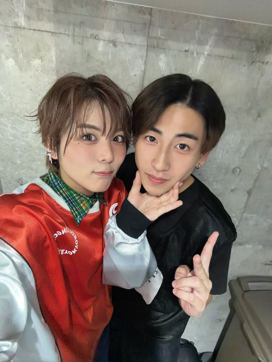 Daigo_pepper's tweet photo. 先日の1周年ライブの時にあつやくんとお写真撮ってもらいました❣️
めちゃ可愛くてすごかったです！！
写真撮ってくれてありがとうございます
🧡🧡 https://t.co/khi6yoEfbV