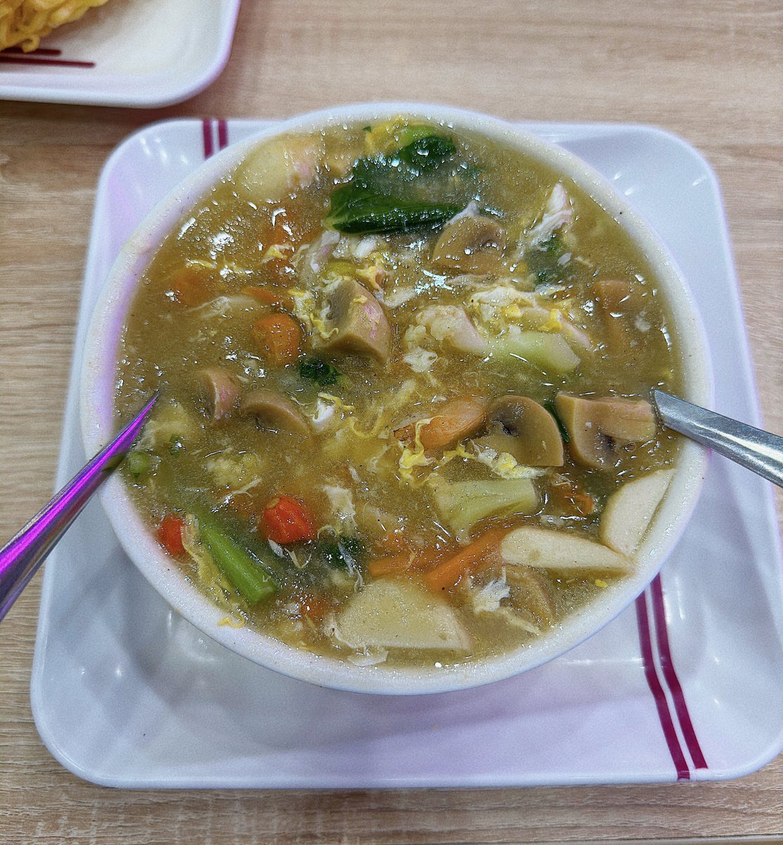 afrkml's tweet photo. Ini kalau aku kakkk.

Selalu pesen ifu mie solaria atau nggak capcai-nyaaa. Harus yg berkuah anget dan pedesss terus banyak sayurnya dan segerrrr

Wahh itu mandatory comfort food tiap kali meriang dan ga enak badan. Lgsg seger hahaha

Pengen tau klo temen2 gimana, samaan ga? 🤣 https://t.co/h1ykAhOkee