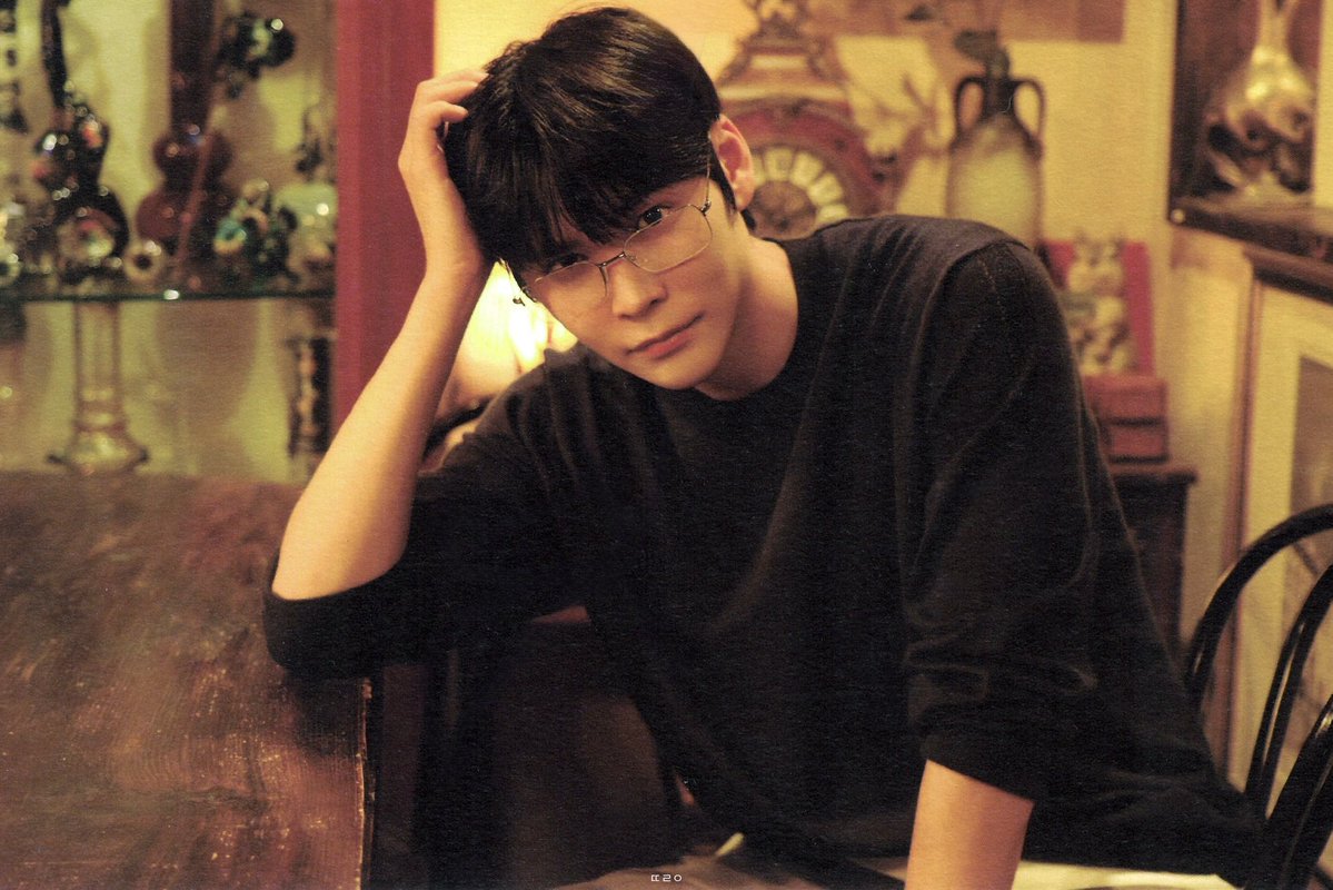 littlecusso's tweet photo. นิยามคำว่าหล่อแบบเก่า หล่อแบบคลาสสิค หล่อแบบเพลงพี่แจ้ ดนุพล เกิดมาเพื่ออึนซอกจริงๆ https://t.co/y91cYY2MYH