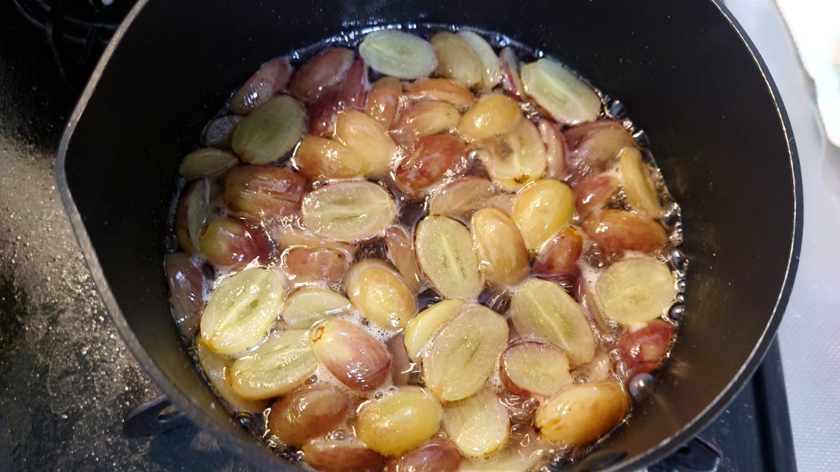 cider_umee's tweet photo. 買ったぶどうがあんまり甘くなくてぼやけた味で、数日置いても変わらずだったのでコンポートを錬成してみる

てか半分に切ったら真ん中に空洞あってスカスカだった 何？ https://t.co/3kFbGAQlc9