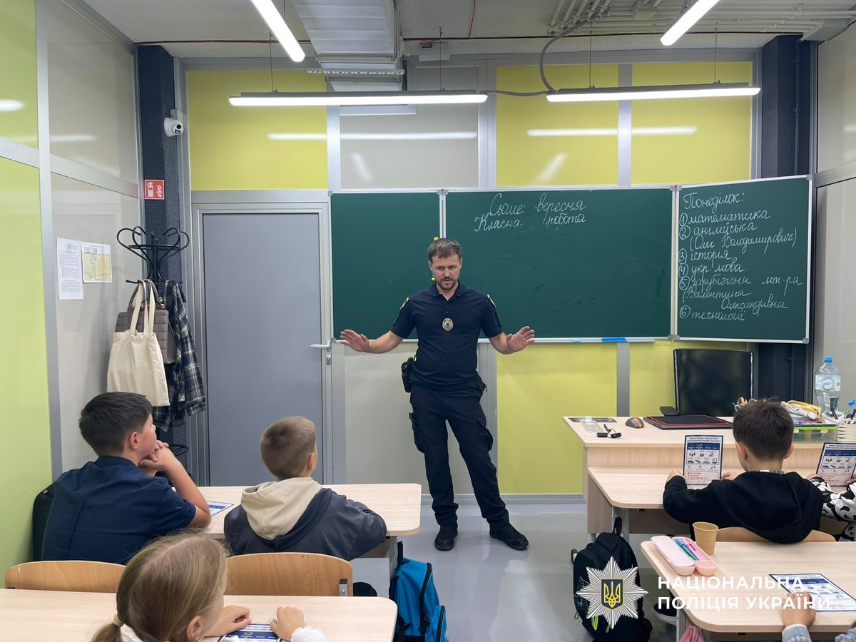polxerson's tweet photo. 🟣 Правила, що рятують: ювенальні поліцейські Херсонщини продовжують проводити «Уроки безпеки» для школярів

🧷Подробиці за посиланням: https://t.co/fqMVRyQjnL

#Ювенальна_поліція_Херсонщини #Уроки_безпеки #stoprussia #поліція_на_війні https://t.co/7KjR8sJoed