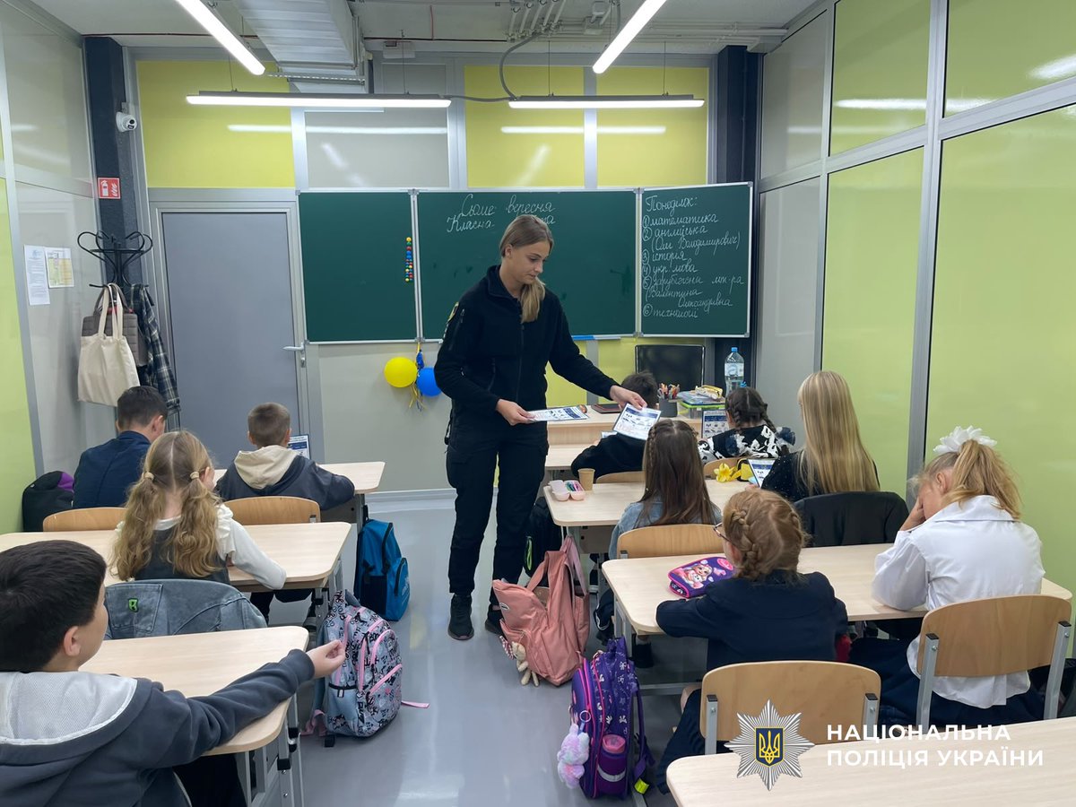 polxerson's tweet photo. 🟣 Правила, що рятують: ювенальні поліцейські Херсонщини продовжують проводити «Уроки безпеки» для школярів

🧷Подробиці за посиланням: https://t.co/fqMVRyQjnL

#Ювенальна_поліція_Херсонщини #Уроки_безпеки #stoprussia #поліція_на_війні https://t.co/7KjR8sJoed