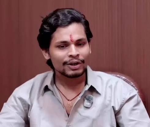 RoshanKrRaii's tweet photo. This is absolute comedy in Delhi Court🤣

Must read.

So Goon Swatantra Bhardhwaj had applied for bail for the cases against him.

Do you know what argument his lawyer gave in the court? 

Lawyer: SC quashed all CJP protest FIRs! My client was part of that movement, treat him the same.

Police interjected by saying : He wasn’t a protester. He showed up to attack the protesters 

Court: Nice try, bail rejected 🧑‍⚖️

Bro literally hired Jolly LLB of a lawyer 😭