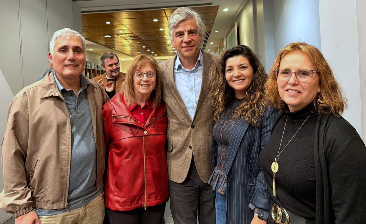 AgronomiaUC's tweet photo. Nuestra Decana Alejandra Engler y los académicos Natalia Brossard, Alonso Pérez y Consuelo Ceppi participaron en Encuentros El Mercurio junto al destacado enólogo Enrique Tirado, fortaleciendo la vinculación de nuestra Facultad con el sector vitivinícola. #VcM #Enología #UC https://t.co/sMUyaz9MXa