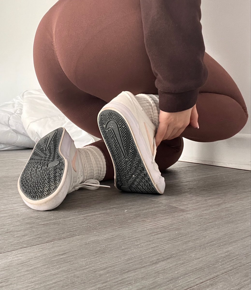 TwojaKrolowaa1's tweet photo. Kto dziś aktywny i ładuje pod mój bucik…? 
Findom femdom dojenie blik kundel uległy domina paypig moneyslave https://t.co/gdWvlSDMlv