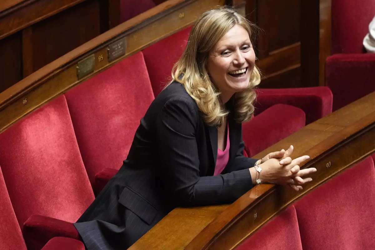PoissonPoker's tweet photo. 🔴 FLASH | Le pôle financier de Bercy ouvre une enquête à l'encontre de Yaël Braun-Pivet pour dissimulation de biens. 

700 000 euros d'actions du groupe Total auraient été dissimulés par la présidente de l'assemblée nationale. https://t.co/K7Qi967UNR