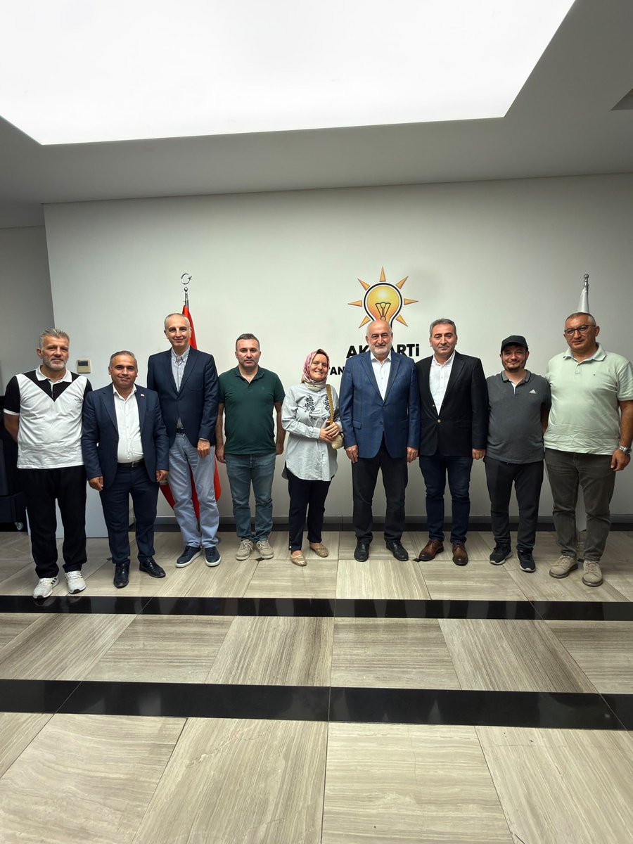 CirakStajFED's tweet photo. İSTANBUL’DAN ADALET VE ÇÖZÜM ÇAĞRISI ⚖️

@Akparti 
@AKPartiTBMMGrup
@akpartiistanbul 
@abdullahozdemir
@OmerLutfiAri 
@MuratCaner55
@stajcirak3434 
@Erdem__Ozcelik
@iolgun22
@SharpAyhan
@huseyin_gules52
@yakarius1
@ayd_guliza47606
@Abdurra52778062
@Ercan30110463

İstanbul Derneğimiz ve kıymetli yönetimi, staj ve çıraklık sigortasından kaynaklı geçmişten günümüze uzanan ve hâlen devam eden hak kayıplarımızı dile getirmek üzere AK Parti İstanbul İl Başkanlığı’nı ziyaret etmistir.

Gerçekleştirilen görüşmede, yaşanan mağduriyetlerimiz ve çözüm önerilerimiz karşılıklı istişareyle ele alındı.

Nazik ev sahipliği, samimi yaklaşımı ve sorunlarımızı dinleyerek istişarede bulunan AK Parti İstanbul İl Başkan Yardımcısı Sayın Ömer Lütfi Arı Bey’e teşekkür ediyoruz.

Bizim talebimiz nettir: Yıllardır süren bu mağduriyet, mahkeme koridorlarında değil; TBMM’nin iradesiyle, hakkaniyetli ve kalıcı bir yasal düzenlemeyle çözüme kavuşmalıdır.

Geçmişin mağdurları olan bizlerin hakkı teslim edilmeli, aynı mağduriyetlerin gelecek nesillere miras kalmasının önüne geçilmelidir.

Artık söz değil, çözüm bekliyoruz.
Çözümün adresi TBMM’dir.

Yargı Kararı Varken 
#StajyerçırağıişçiSaymadınız