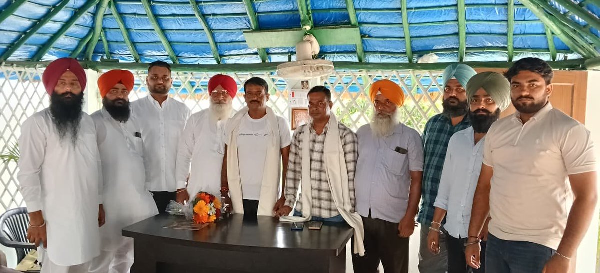 hemrajvermapbt's tweet photo. अपने निवास पर पार्टी के वरिष्ठ पदाधिकारियों एवं क्षेत्र के सम्मानित जनों द्वारा किए गए स्वागत से अभिभूत हूँ।

सभी के साथ बैठकर माननीय राष्ट्रीय अध्यक्ष श्री अखिलेश यादव जी के नेतृत्व में PDA और सामाजिक न्याय की लड़ाई को मजबूत करने हेतु सार्थक विचार-विमर्श हुआ।

आप सभी का यह प्यार और सम्मान ही मेरी ताकत है।
 
मा० अखिलेश यादव जिंदाबाद!
समाजवादी पार्टी जिंदाबाद!

@samajwadiparty
@mediacellsp #PDA #SamajikNyay #Pilibhit #Isupport_HemrajVerma