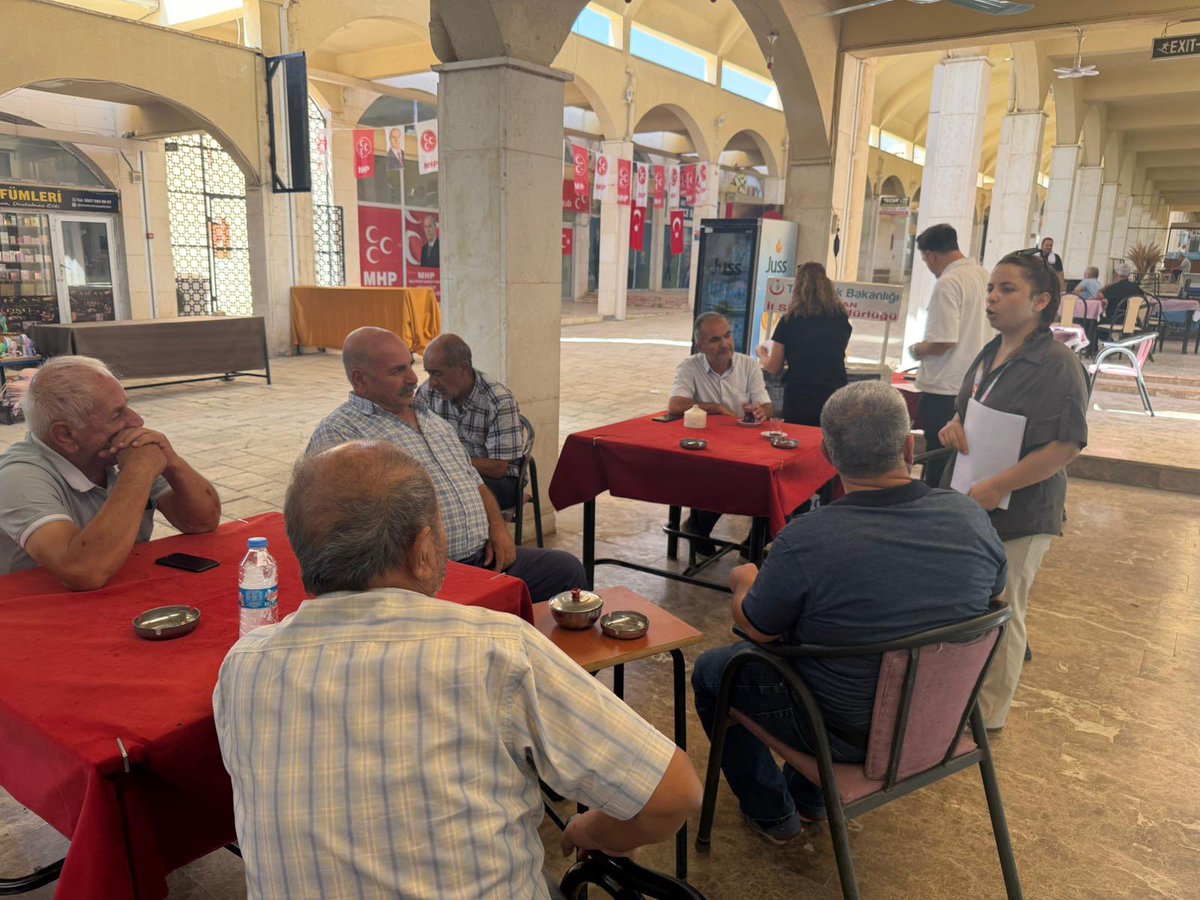 batmanilsaglik's tweet photo. Halk Sağlığı Haftası Kapsamında Aşı Farkındalığı Çalışması

“Bilgiyi Sorgula, Kaynağı Doğrula, Sağlığını Aşı ile Koru” teması doğrultusunda, Hasankeyf Toplum Sağlığı Merkezimiz tarafından aşıların toplum ve birey sağlığındaki önemine dikkat çekmek amacıyla farkındalık etkinliği gerçekleştirildi.

Hasankeyf Çarşısı’nda kurulan stantta vatandaşlara aşıların koruyucu sağlık hizmetlerindeki önemi hakkında bilgilendirme yapılarak broşürler dağıtıldı. Ayrıca ilçenin yoğun ve kalabalık bölgeleri ziyaret edilerek vatandaşlara doğru ve güvenilir bilgi kaynaklarına ulaşmanın, aşılarla önlenebilir hastalıklardan korunmanın önemi anlatıldı.

Doğru bilgiyle güçlenen toplum, aşıyla korunan nesiller için bugün atılan her adım, daha sağlıklı bir geleceğe açılan kapıdır.