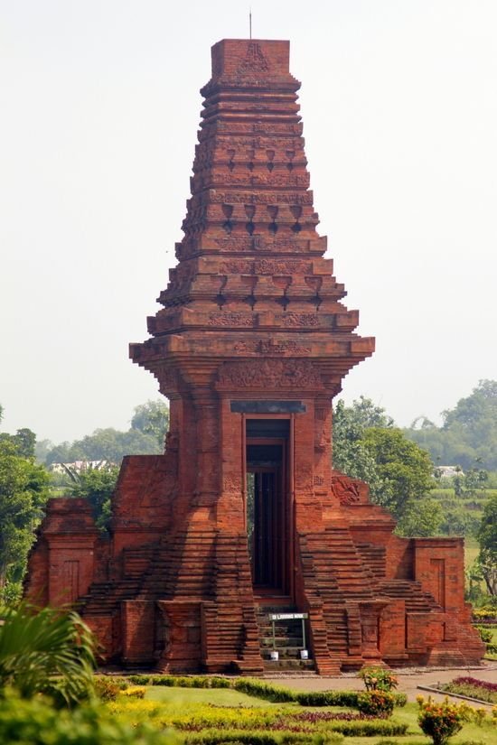 arunndaya_'s tweet photo. Apakah tanaman tembakau sudah ada sejak era Kerajaan Majapahit?

Jawabannya: tidak.

Tembakau dan budaya merokok tidak tercatat dalam peninggalan sejarah Majapahit. Lalu, sejak kapan tembakau mulai ditanam dan kebiasaan merokok muncul di tanah Jawa?

Mari kita bahas ⤵️⤵️ https://t.co/2We1CtRP4t