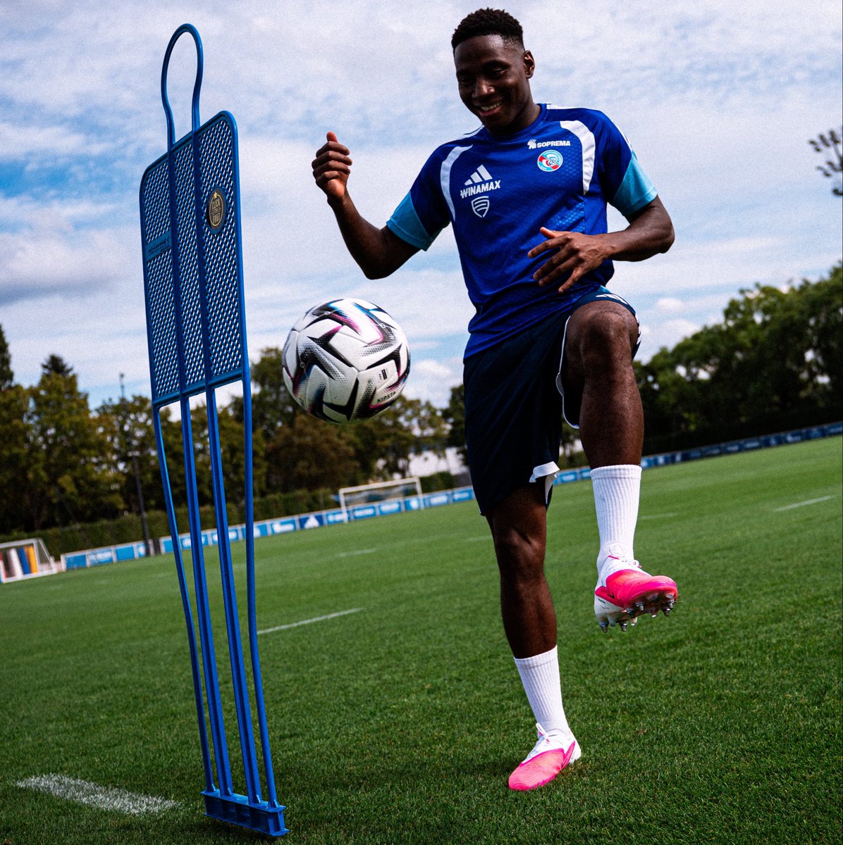 RisingStarXI's tweet photo. ✅ Arrived to Strasbourg 4 days ago ✈️
✅ Made his debut yesterday 💥
✅ Delivered his first assist yesterday 🅰️

𝗕𝗥𝗜𝗟𝗟𝗜𝗔𝗡𝗧 𝗕𝗘𝗚𝗜𝗡𝗡𝗜𝗡𝗚 for 𝗗𝗔́𝗥𝗜𝗢 𝗘𝗦𝗦𝗨𝗚𝗢 (𝟮𝟭) at his new home 🇵🇹✨ https://t.co/swybvhKaQm